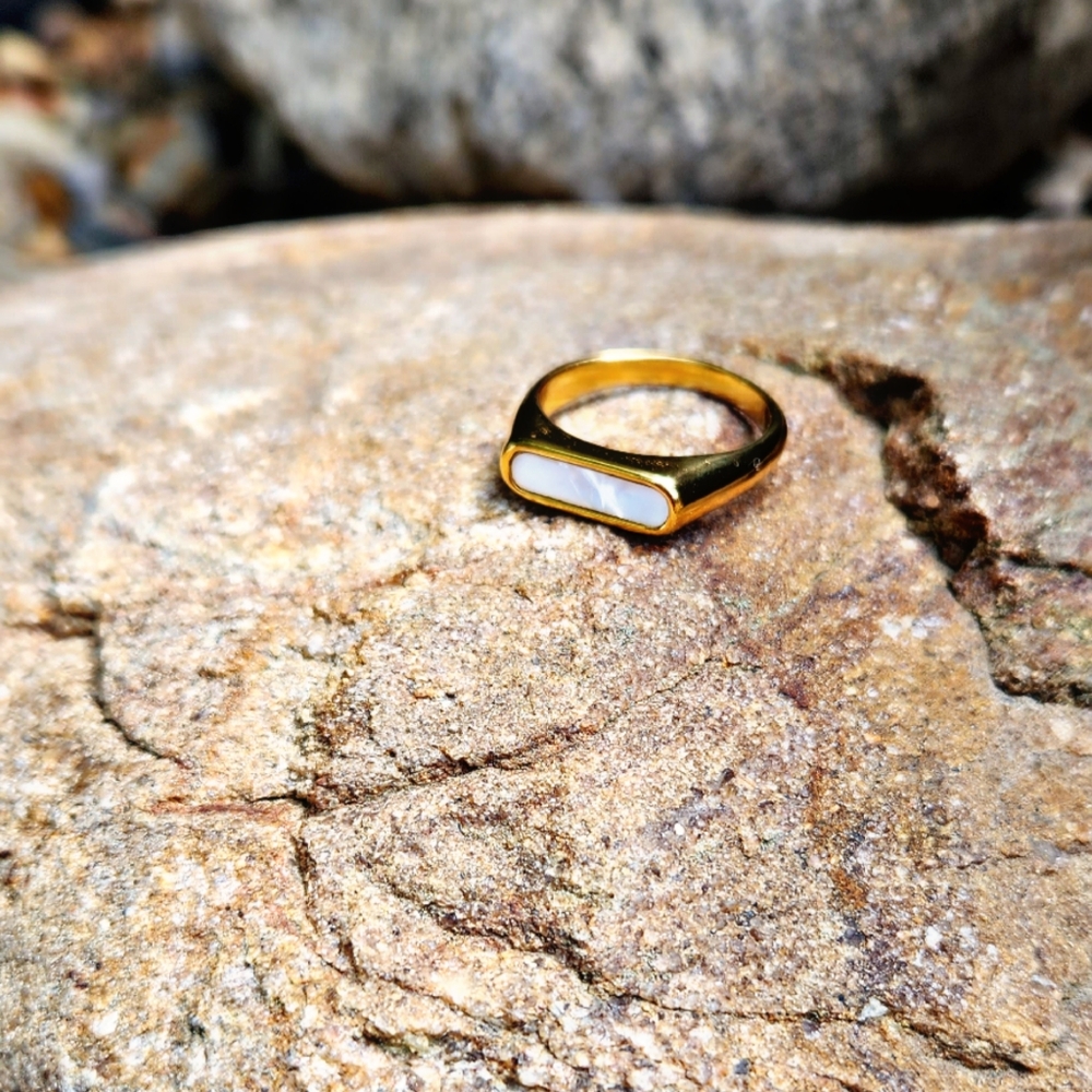 Elegant Gold Tone Mother of Pearl Bar Ring Size 8